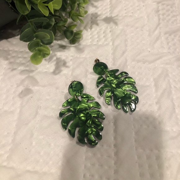 Green floral leaves earrings - Picture 2 of 2
